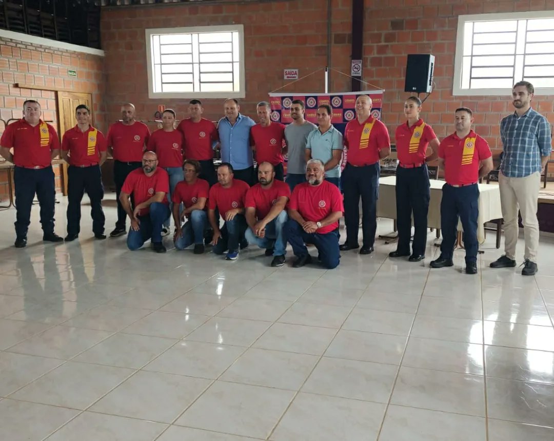4bbmcbmrs's tweet photo. O CBMRS por meio do 4ºBBM encerrou hoje o treinamento para os Civis Auxiliares de Bombeiro, que irão compor as guarnições de serviço do 7º Pelotão de Bombeiro Militar, o qual será inaugurado no Município de Júlio de Castilhos.
O treinamento teve a carga horária de 190 horas. https://t.co/B0HYhfvlg6