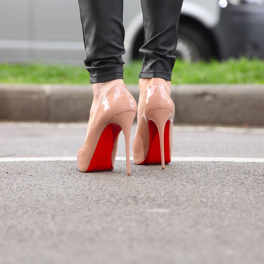 HeelsNylons's tweet photo. #louboutinshoes #louboutinworld #heelsaddiction  #heelsaddict #mistressnylons #louboutinnude https://t.co/GlNx5VFUMK