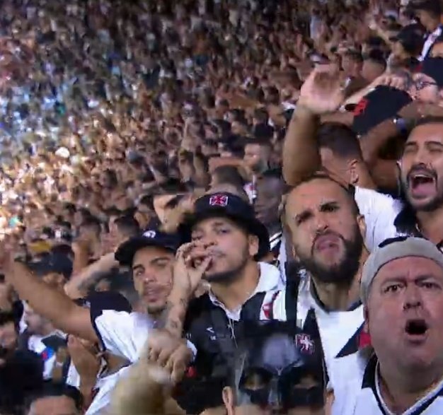 Pesgrau's tweet photo. A câmera do Sportv pegou o torcedor do Vasco f1 ai vivaço kkkkkkkkkkkkkkkkkkkkkkkkkkkkkkkkkkkkkkk https://t.co/FivkAvQgDq