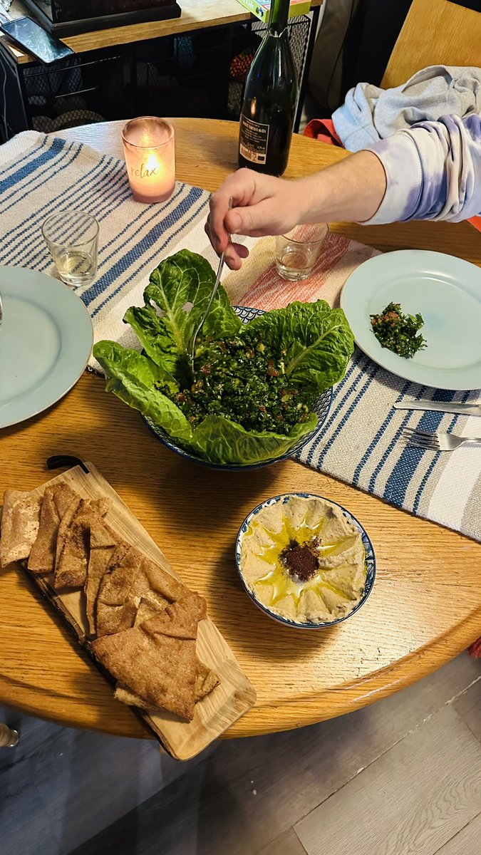 بمشروعي الشخصي (يلا نأكل ) و هو عبارة عن طبخ لحفلات ومناسبات خاصة شفت من يكون زبوني عراقي راح يطلب اكل غربي و من يكون زبوني كندي ، فيكون طلبهم أكل شرقي او عراقي ☺️ والزبونين مستمتعين بالاكل الي اقدمه،