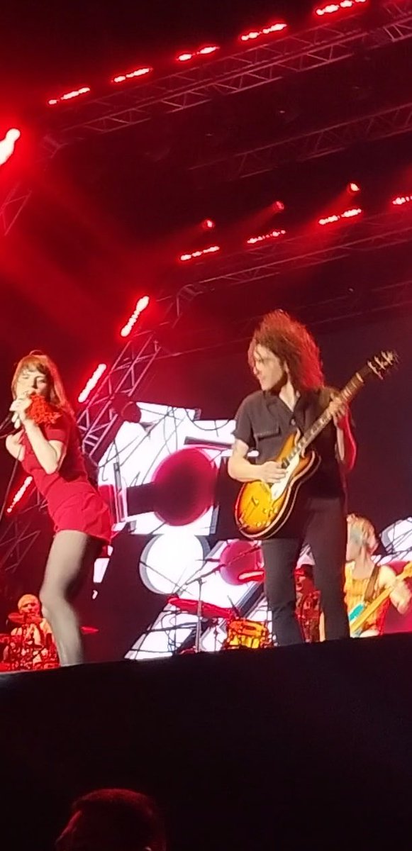 6SetMeFree's tweet photo. Hoje faz duas semanas de um dos melhores dias da minha vida #Paramore #paramoreper #perumore #thisiswhy https://t.co/79eriEyB6k
