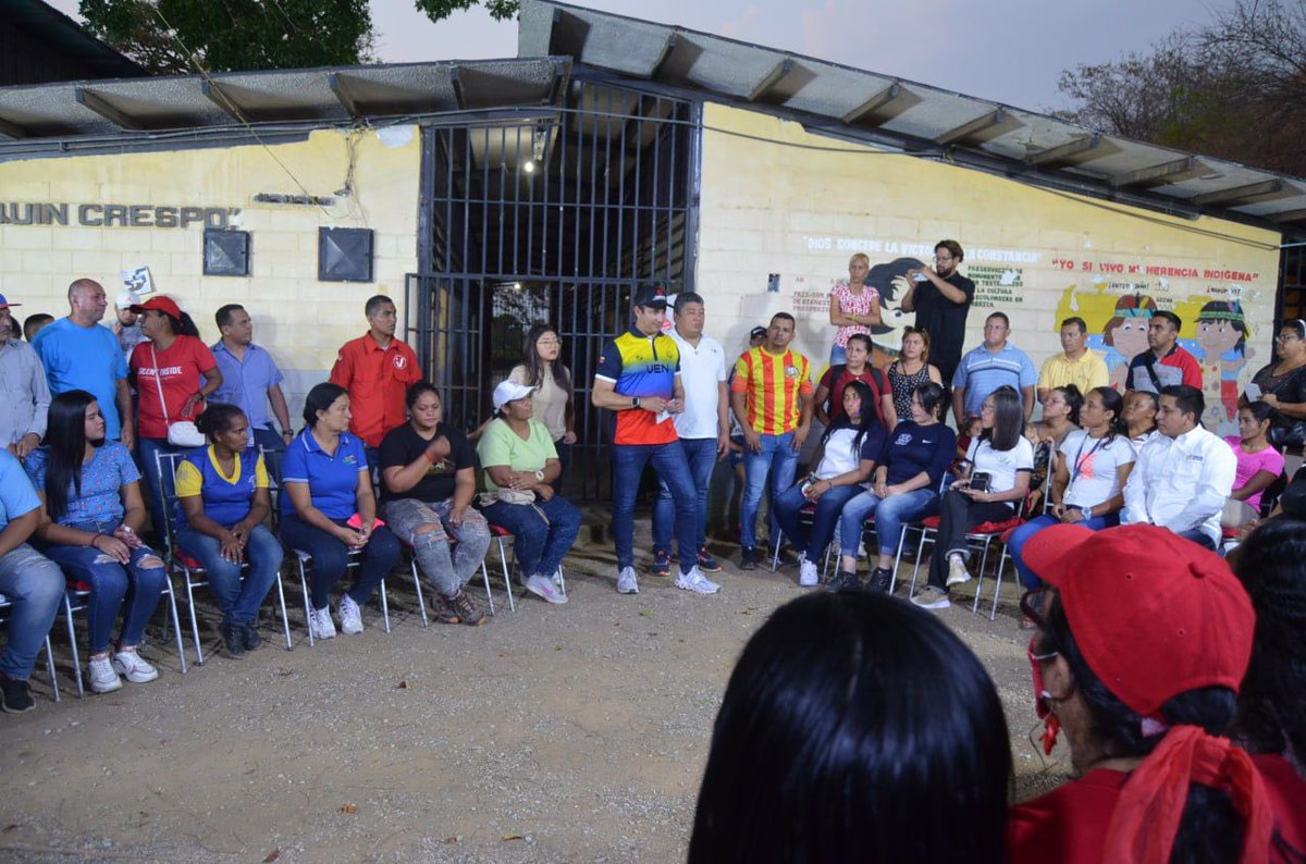 josemvasquez's tweet photo. Hoy visitamos la escuela Joaquín Crespo en San Juan de los Morros y compartimos con la comunidad, escuchamos los planteamientos👂, para dar respuesta a sus peticiones. Seguimos gobernando de la mano con nuestro pueblo. ¡Vamos pa’lante! https://t.co/PhBGjxizPZ