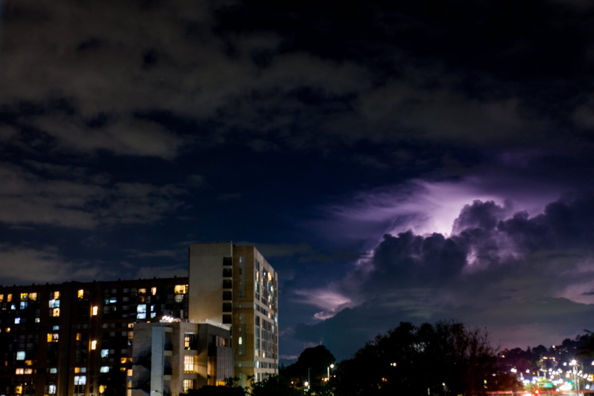 jujujuan's tweet photo. Detrás de nubes bogotanas. #AlPelo https://t.co/EhBBTaSjMt