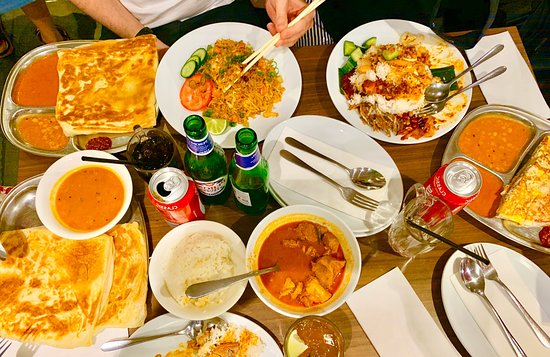 ShopeeMY's tweet photo. Which one do you prefer? 

RT: Mamak food
❤: Cafe food https://t.co/o5dsDNOXHc