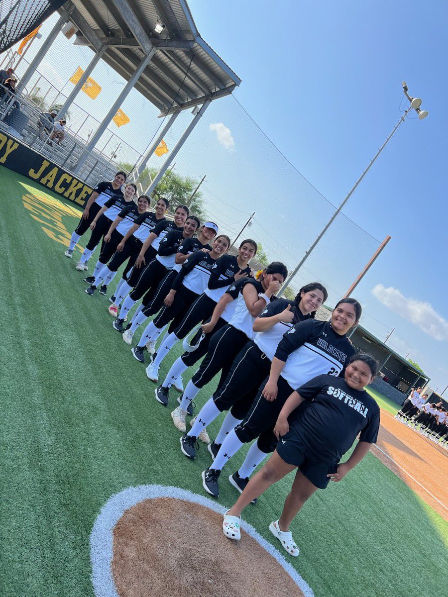 WehsSoftball's tweet photo. Our Freshman Pitcher didn't allow a single run as WE defeated Edcouch-Elsa. @kaylin85239610 allowed just two hits and struck out 12 batters!
And with that victory, Spring Break Softball 2023 is in the books! 💪🥎
#StrongSideSoftball #GoldStandard https://t.co/nU3fZU4IwO