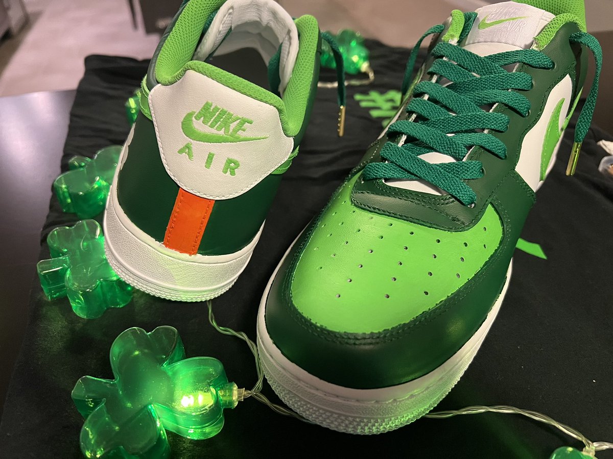 PaulWHoffman's tweet photo. Excited to say I finished my 2nd custom “Pot o’ Gold’s” in time for tomorrow. Happy St. Patrick day everyone. ☘️ @dejesuscustomfootwear @angelusdirect @airforce1nike #shamrockcustoms #toothpickgang #af1custom #potofgold #angeluspaint https://t.co/sEQYV8NjZ5