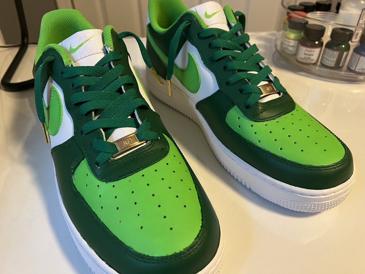 PaulWHoffman's tweet photo. Excited to say I finished my 2nd custom “Pot o’ Gold’s” in time for tomorrow. Happy St. Patrick day everyone. ☘️ @dejesuscustomfootwear @angelusdirect @airforce1nike #shamrockcustoms #toothpickgang #af1custom #potofgold #angeluspaint https://t.co/sEQYV8NjZ5