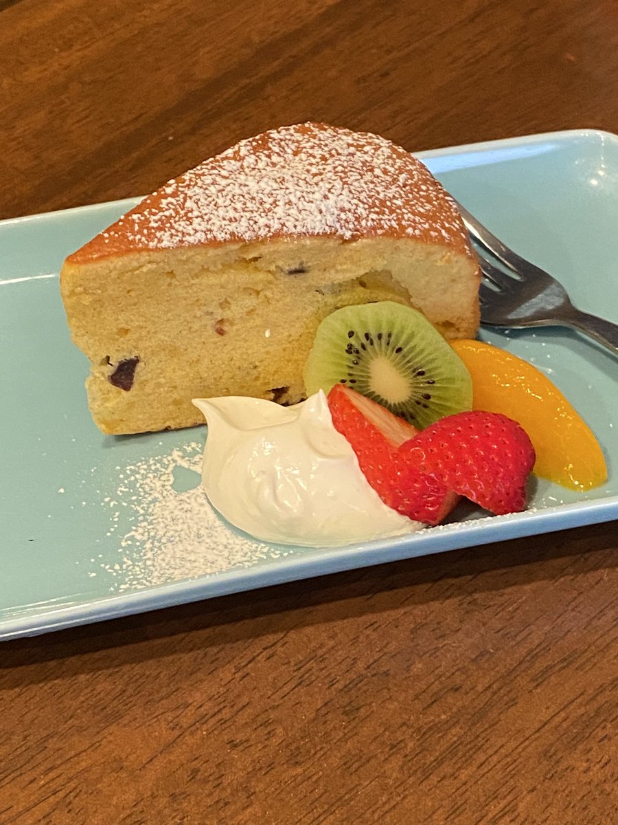 lennon_no_fight's tweet photo. デザートは【干し柿のケーキ】です。
黒い粒が干し柿のラム酒漬けです。
思わず笑顔になる美味しさでした。
西彼杵郡長与町吉無田郷2034-12
095-887-5838
11:00〜22:00
定休日 水曜日
専用🅿️3台分有り
#cafemix
#カフェミックス
#キノコとベーコンのバジルパスタ
#干し柿のケーキ https://t.co/bVk3rIyEtj