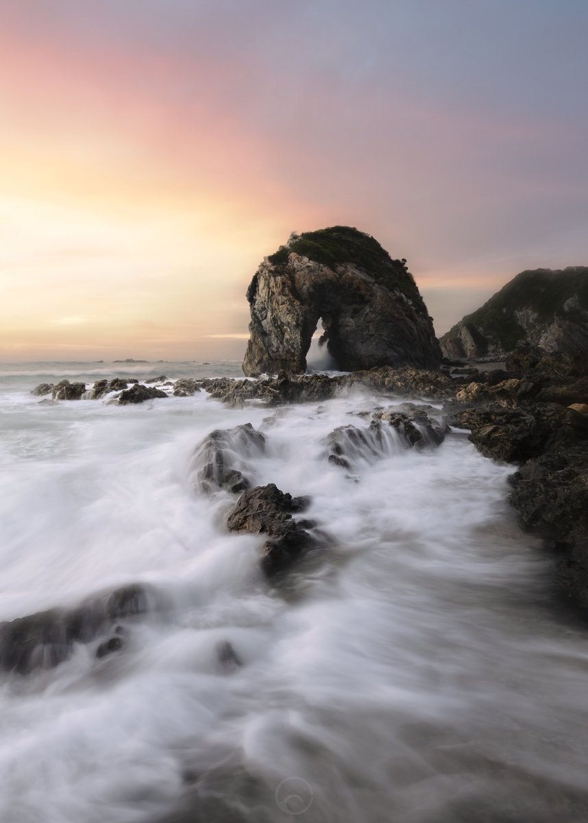 Crazy time getting to this spot on high tide and ended up soaked.
It was really worth it though.
Horse Head rock near Bermagui Australia 😁