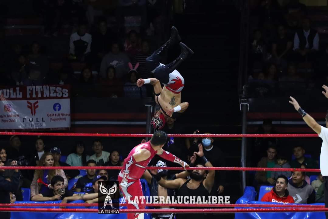 LaTijeraLucha's tweet photo. Gran forma de arrancar el #JuevesMagico de #ArenaNaucalpan, con triunfo espectacular de #BabyStarJr y #AguilaRoja vencen con dos grandes vuelos y posteriormente un par de estrellas desde los esquineros a la dupla de #TortugaLeo y #Kenji, en el arranque de la guerra... https://t.co/zZqj4QSjky