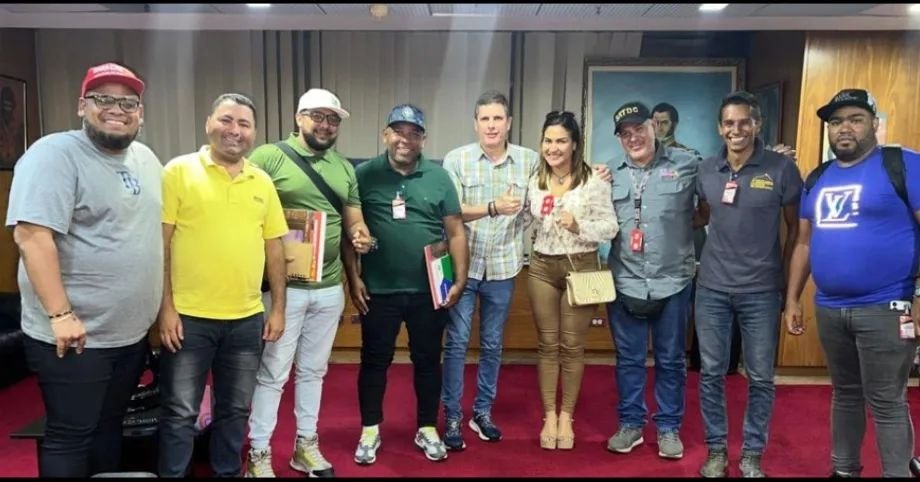 Ferrematerial's tweet photo. #16Mar 
Siguiendo instrucciones de nuestro jefe de @GDCEsPueblo @Nahumjfernandez y del secretario general @AlexanderNebre2, el gabinete de crecimiento económico estableció acciones para avanzar a paso firme en todos nuestros planes.

@NicolasMaduro https://t.co/7WtoEuNJ5k