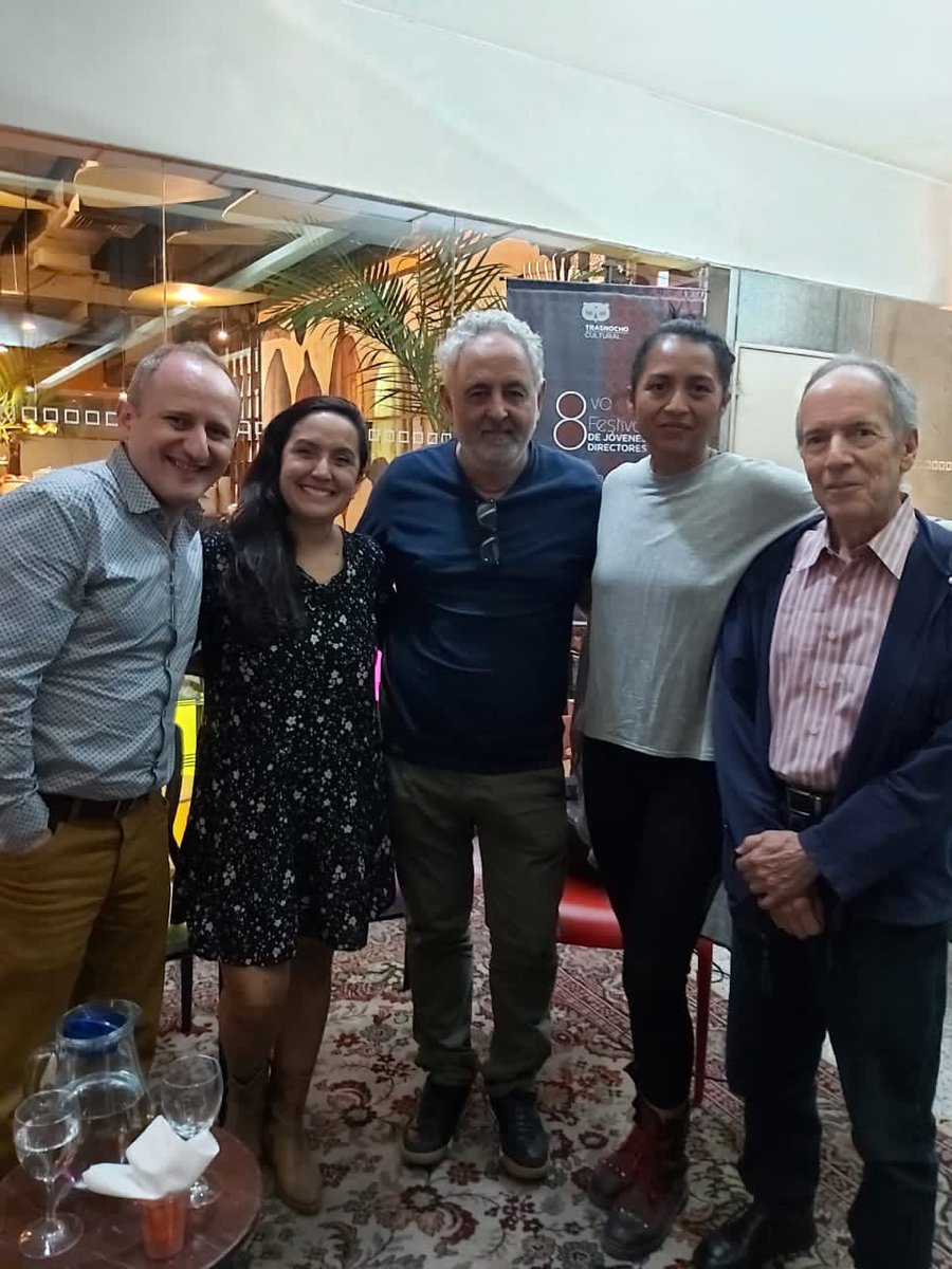 Jose_Pisano's tweet photo. Encuentro con maestros del teatro, hoy en nuestro ciclo de charlas como parte del VIII Festival de Jóvenes Directores del @trasnochocult. Gracias, @jericorito, @Rossanahm, @arochao y Guillermo Díaz Yuma (@Centrotet). https://t.co/o5iT16Kxqb