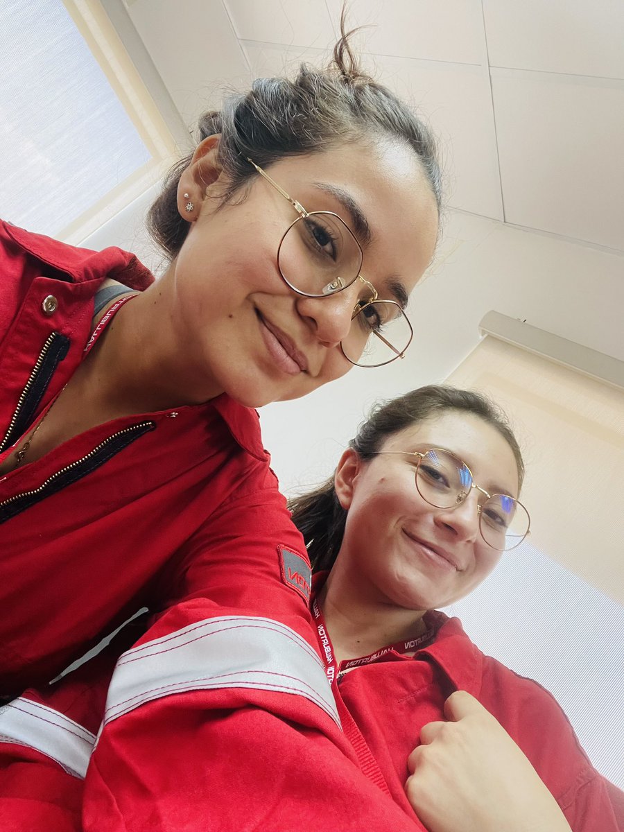 Kamiileo's tweet photo. Bueno, Karen y yo acabamos de drogarnos con alcohol industrial 🙂 https://t.co/qPHfYLXzBt