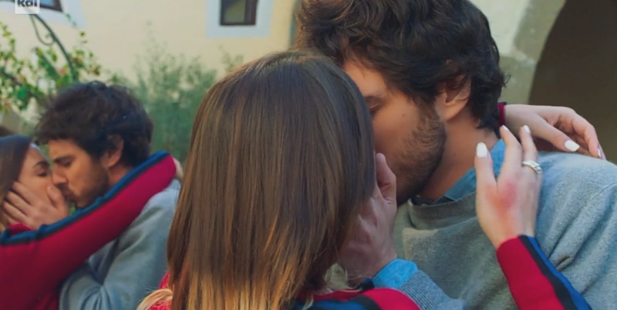 lilacpeony_'s tweet photo. Hanno scelto di essere felici insieme.
Emiliano ha finalmente saputo che il fermaglio era di Sara e lei che in quel bagno c'era Emily.
Abbiamo aspettato un bel po' ma n'è valsa la pena ❤️

#CheDioCiAiuti7 #EmilyinAssisi https://t.co/NFmcH7xqwr