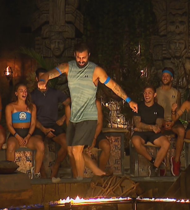 Σαν μεθυσμένος συγγενής σε παρακμιακό πανηγυριώτικο γλέντι, που τον βάζουν στη μέση για να γελάσουν και αυτός ρεζιλεύεται μήπως και τον κεράσουν καμιά μπίρα, ετούτος εδώ έχει πάει το κριντζ σε άλλο λέβελ, εξευτελιζόμενος διαρκώς. Δεν κερδίζεις έτσι τηλεοπτικό χρόνο.
#survivorGR