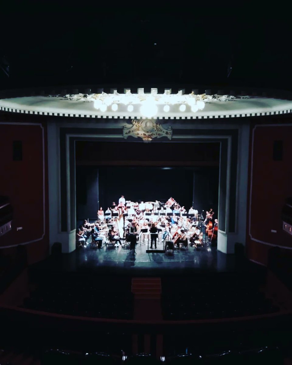 TERESALBERO's tweet photo. Hay teatros muy especiales.Para mí, este es el teatro más bello del mundo.Lo es por quien cantó muchísimo allí.Ana Mª Sánchez hizo de su casa la de tod@s. Hoy ha sido uno de esos ensayos que quedarán en el corazón. #SoldOut #homenaje #home #music https://t.co/uKm1642OdX