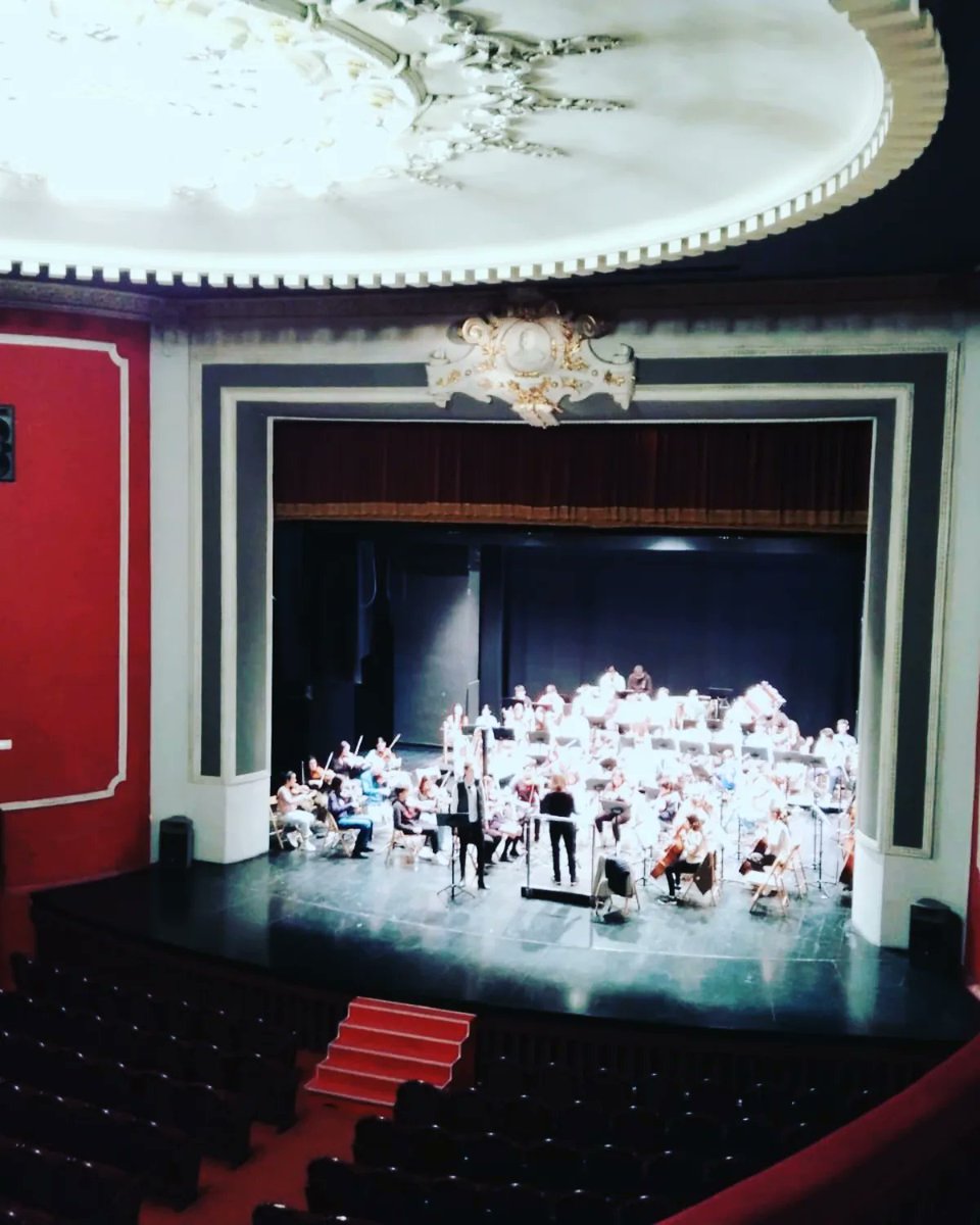 Hay teatros muy especiales.Para mí, este es el teatro más bello del mundo.Lo es por quien cantó muchísimo allí.Ana Mª Sánchez hizo de su casa la de tod@s. Hoy ha sido uno de esos ensayos que quedarán en el corazón. #SoldOut #homenaje #home #music