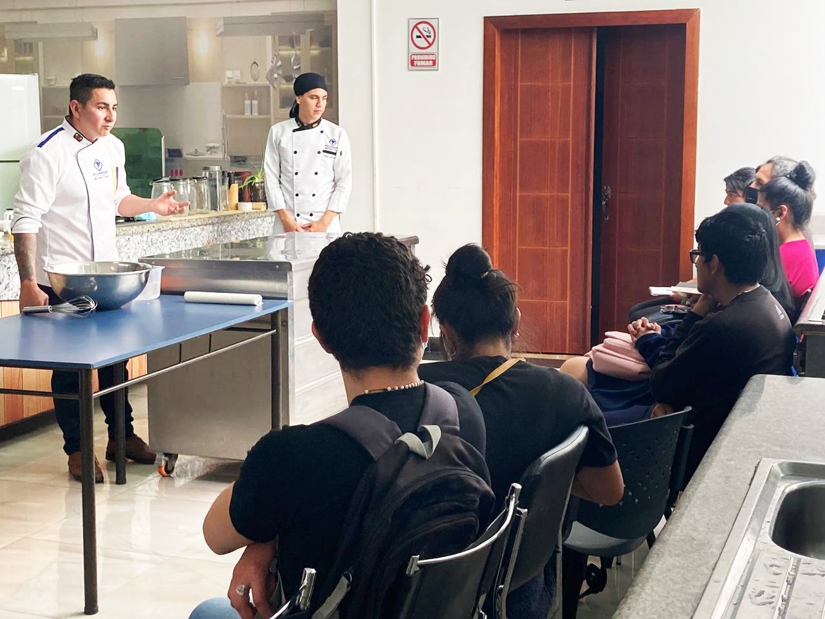 BolivarianoLoja's tweet photo. 👨🍳👩🍳Estaciones de cocina en Gastronomía del Bolivariano recibieron a participantes del Practice Class, dentro del programa Interciclos gratuitos. ✅ Chefs enseñan lo mejor de la panadería y pastelería durante la primera jornada #PrepárateParaEmprender #PracticeClass #Gastronomía https://t.co/sRHD8a3uGG
