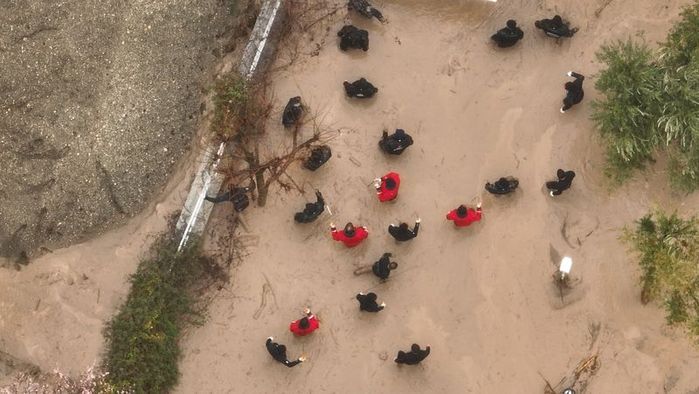 dgnsema02's tweet photo. Herşeye göz yuman o vicdanınız bu fotoğrafa nasıl göz yumuyor hayret ediyorum. İnsanların cenazeleri bile bulunmazken sizin tek derdiniz siyaset , gezmek , story paylaşmak , program eleştirmek olmuş . Yazık çok yazık #DEPREMOLDU #selfelaketi https://t.co/Ve9wvs2VnN