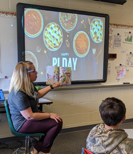 MrsMills_Math's tweet photo. I hope everyone had a great Pi Day! We sure did! We loved having our guest readers in for "Happy Pi Day to You!". Students enjoyed eating their pies the most! #WilsonSD https://t.co/1bxFeuHrlI