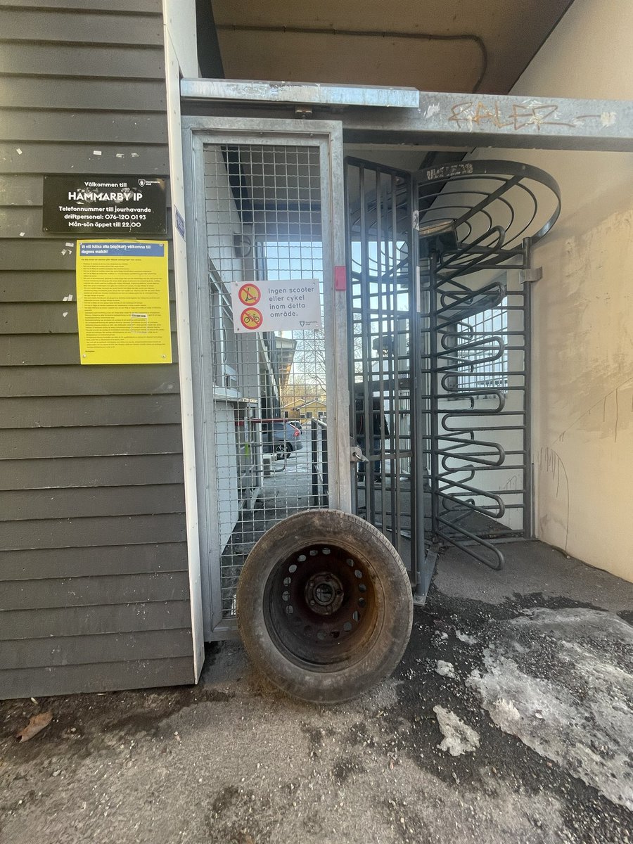 Inga cyklar och inga scootrar. Samt uppenbarligen inga däck heller in på Hammarby IP. 

Ping <a href="/knussligare/">Mattias</a> 

#bajen #hammarby