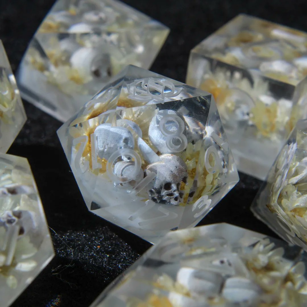 Helichrysumdice's tweet photo. Still without  a name 💀
Not inked/finished.

#dnd5e #ttrpg #handmadedice #dicemaker #dice #bone #pathfinder2e https://t.co/KIlxaMlVZV