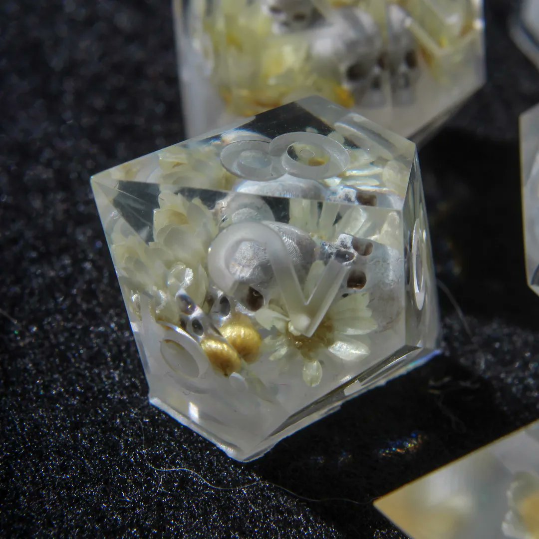 Helichrysumdice's tweet photo. Still without  a name 💀
Not inked/finished.

#dnd5e #ttrpg #handmadedice #dicemaker #dice #bone #pathfinder2e https://t.co/KIlxaMlVZV