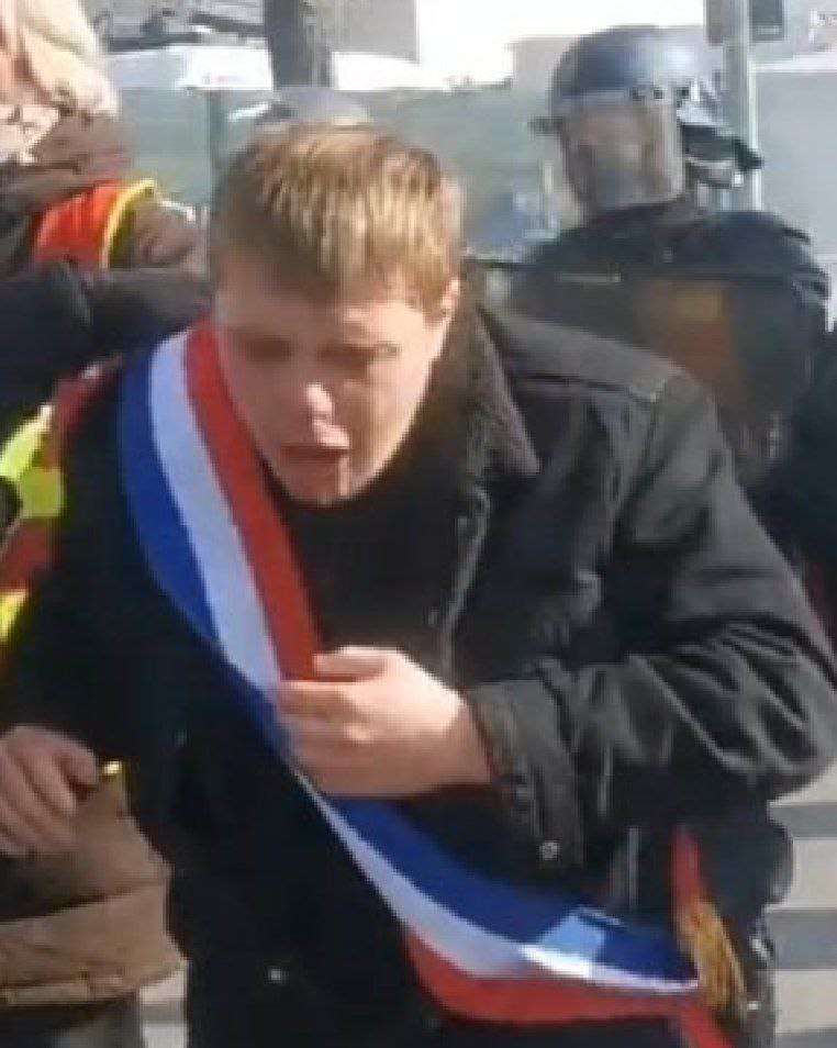 LouisCharognard's tweet photo. Je vous prie de ne plus retweeter cette photo de moi qui est à mon désavantage, elle sali clairement mon image de député de la République. https://t.co/OsXO2KwB4f