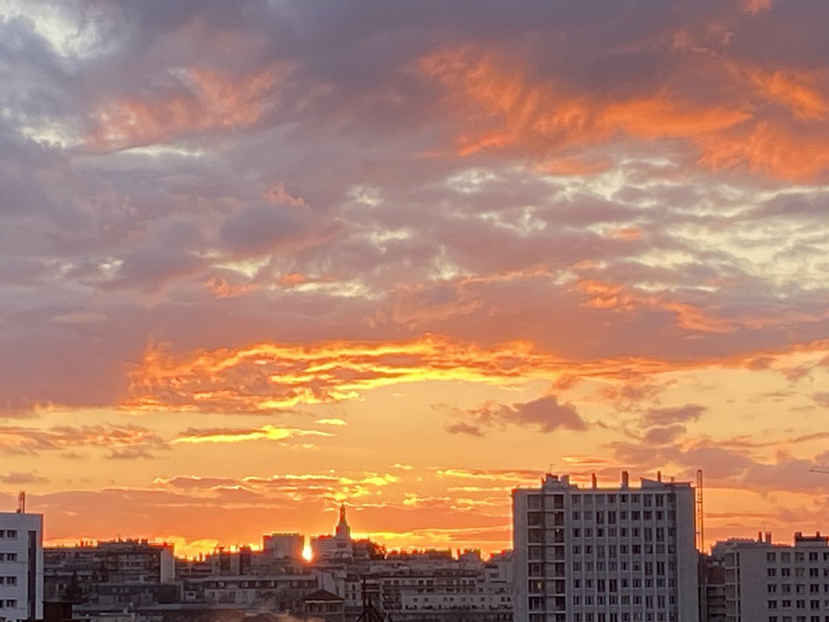 julieelmaleh1's tweet photo. Like Iranian girls, these days the sky is on fire 🔥💃🏻
For my Iranian sisters, for the light that burns within you, for your shining futur ✌🏽✊🏽🖤
#WomanLifeFreedom #IRGCterrorists #IranRevoIution #MahsaAmini #PicOfTheDay #Paris #ColoursOfSky #UrbanLight #Photo https://t.co/DWVC8IjRkI