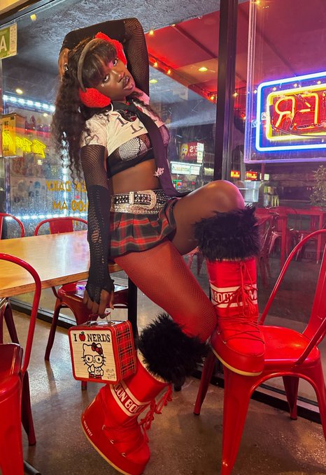 2 pic. i 🍎 nerds 🤓<333 #aliyahcore https://t.co/Q4dnAASupj