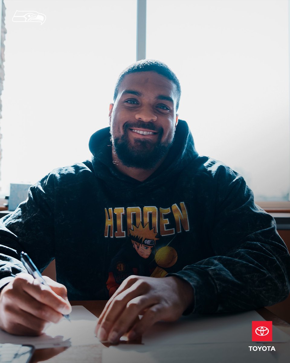 Seahawks's tweet photo. There he is. 👏 https://t.co/0sZ6tOnK31