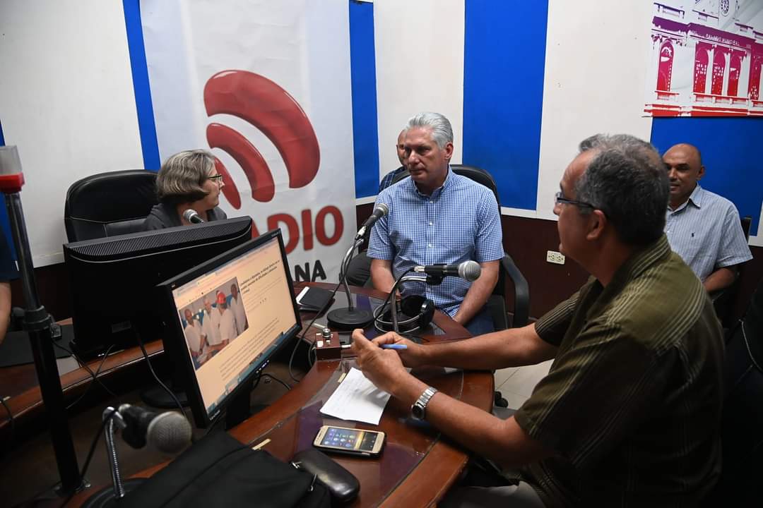El Presidente #cubano <a href="/DiazCanelB/">Miguel Díaz-Canel Bermúdez</a> habló a colegas de la prensa en la CMHW, la Reina Radial del Centro. 
Se refirió al valor de la comunicación y la necesidad de los nuevos modelos de gestión de la prensa así como la nueva Ley de Comunicación.