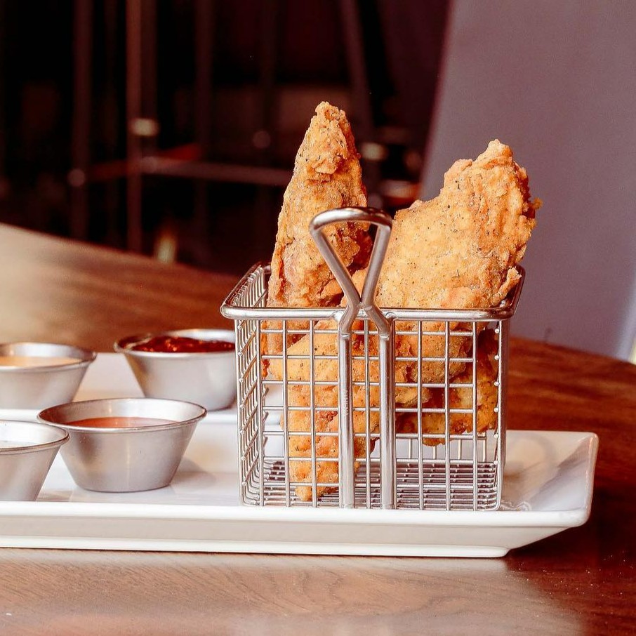 dine_epic's tweet photo. Check out our Appies Sampler for 2 ($50) for #downtowndiningweek (@edmontondtwn) - perfect for a date!
> 1/2lb Pulled Pork from MeatShack Barbecue
> Poutine from OilBurgers
> 6 Piece Wing Box from Seitans
> 2 local draft beers
#yegeats #yegdt #yeglocal #yegfoodie https://t.co/hJQZoT2KOs