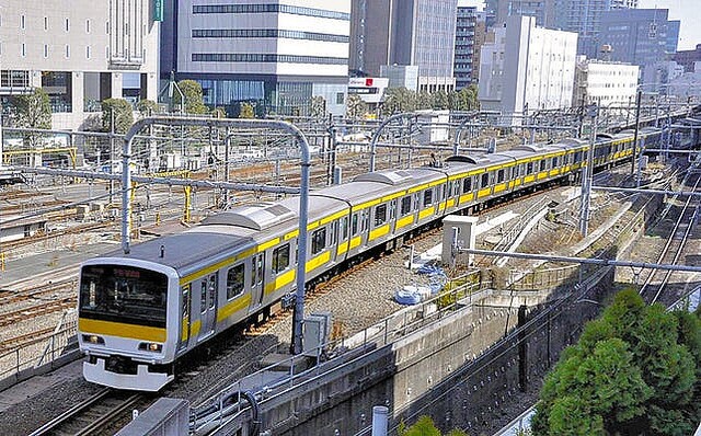 livedoornews's tweet photo. 【JR東日本】あすから「変動運賃制」導入 国内の鉄道会社で初
https://t.co/4L6eYz2Kre

通勤ラッシュとなる平日朝の乗車を避ける場合、新たに発行する定期券が約1割安くなる。一方、いつでも使える従来の定期券は1.4％値上げする。 https://t.co/mZXfROizyI