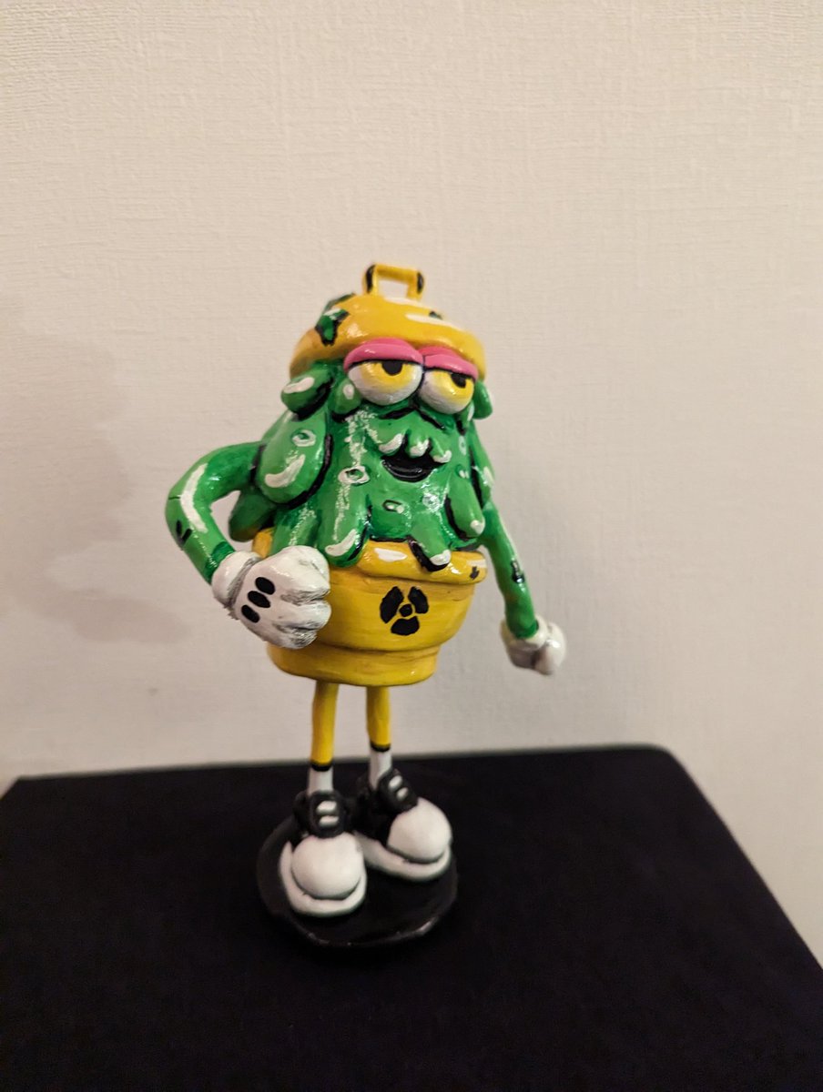 This is only part of the process, but... GARBAGE! YOU HAVE NO LEGS! 
Ha-ha some photos of the creation of this art✂️✂️✂️
<a href="/garbagefriends/">Garbage Friends ♻️</a> <a href="/MotionMarkus/">Markus Magnusson 🤝</a> <a href="/_typicalfriends/">Typical Friends 🌎</a>