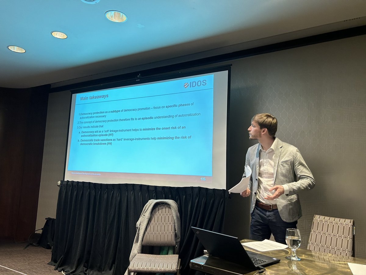 Ju_Lein's tweet photo. Great presentation of our first results by lead author @ChrisWingens 💡democracy aid works towards democratic resilience 💡democratic trade sanctions work against democratic breakdown @IDOS_research @nowack_daniel @StaffanILindber #ISA2023 https://t.co/NIgQ37DBCM