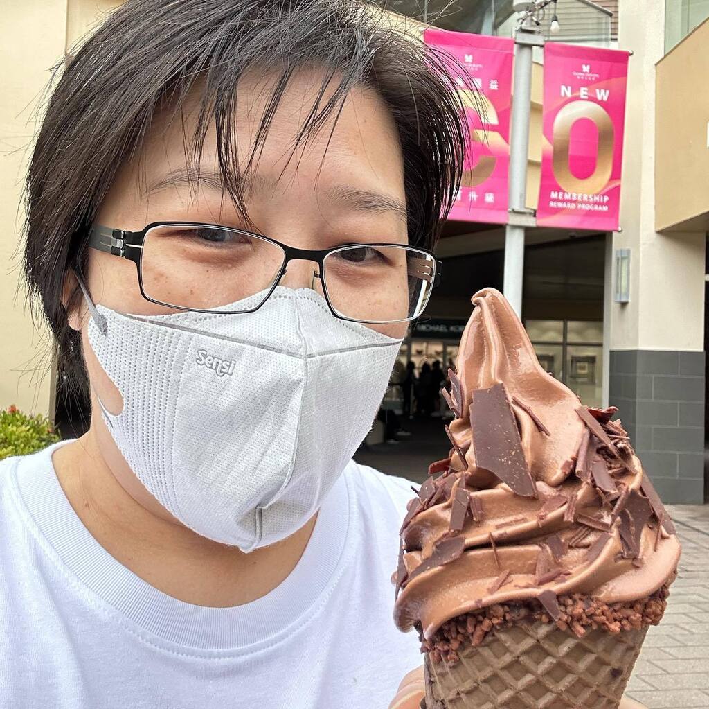 ingesantoso's tweet photo. Yuuuuummm

Godiva dark chocolate soft serve.
Dimakan bertiga aja masih puas banget hahahaha

#icecream #godiva https://t.co/yksUhA1oll https://t.co/8Qr2tCVMen