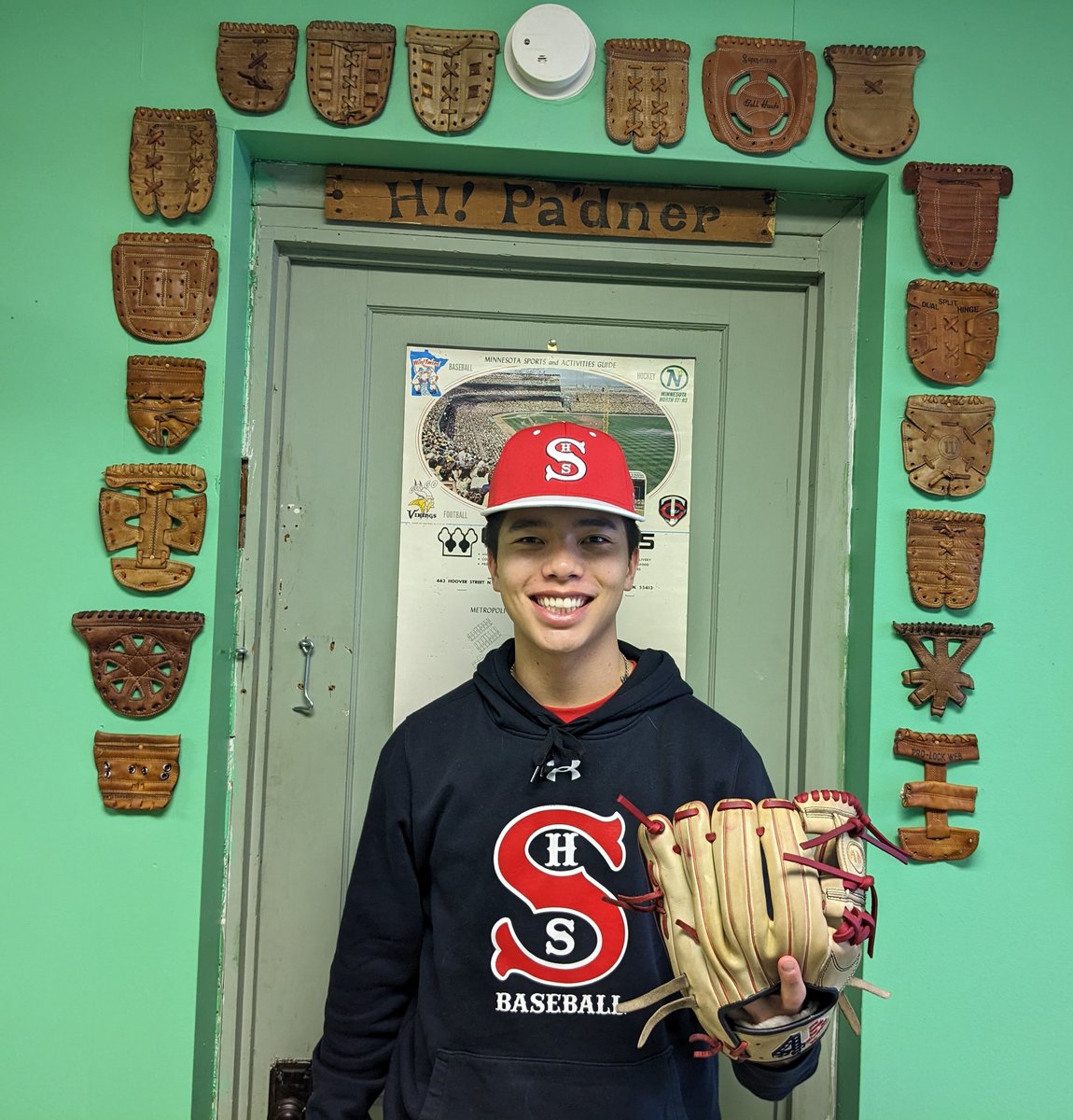 DJGloveRepair's tweet photo. Tanner plays for the Shakopee highschool team and drove up to Minneapolis for a quick web/fingers relace on his 44 glove (while you wait repairs available if prearranged). 
Good luck to the Sabres this season!
@tschlepe 
#webdoor https://t.co/j8JRrZ1Hzt