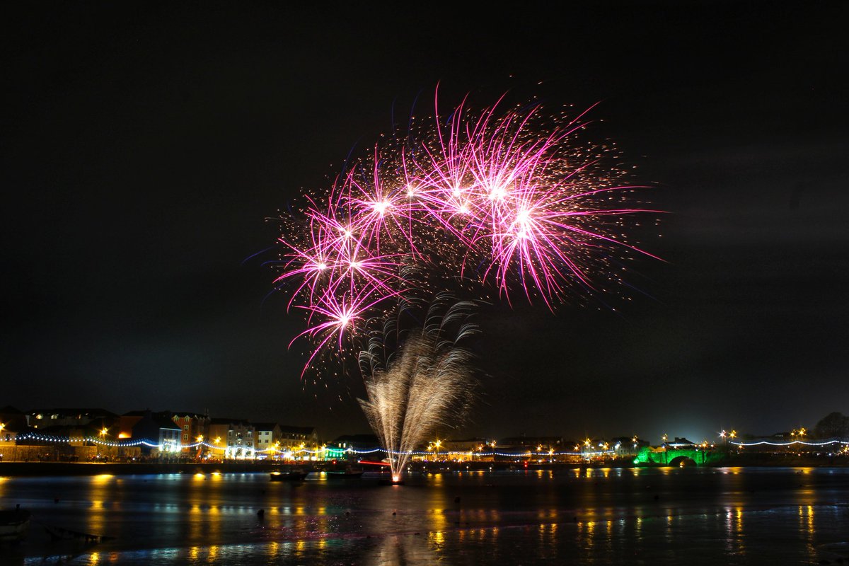 patrickkenealy's tweet photo. St Patrick's Day fireworks at Dungarvan Harbour, Co Waterford. @DvanChamber @DungarvanTIO @WaterfordCounci @VisitWaterford @WaterfordANDme @WaterfordPocket @WaterfordGrnWay @WdFoodFestival @TourismIreland @Failte_Ireland @ancienteastIRL @DiscoverIreland @discoverirl @wlrfm https://t.co/yEAX8B7rLG