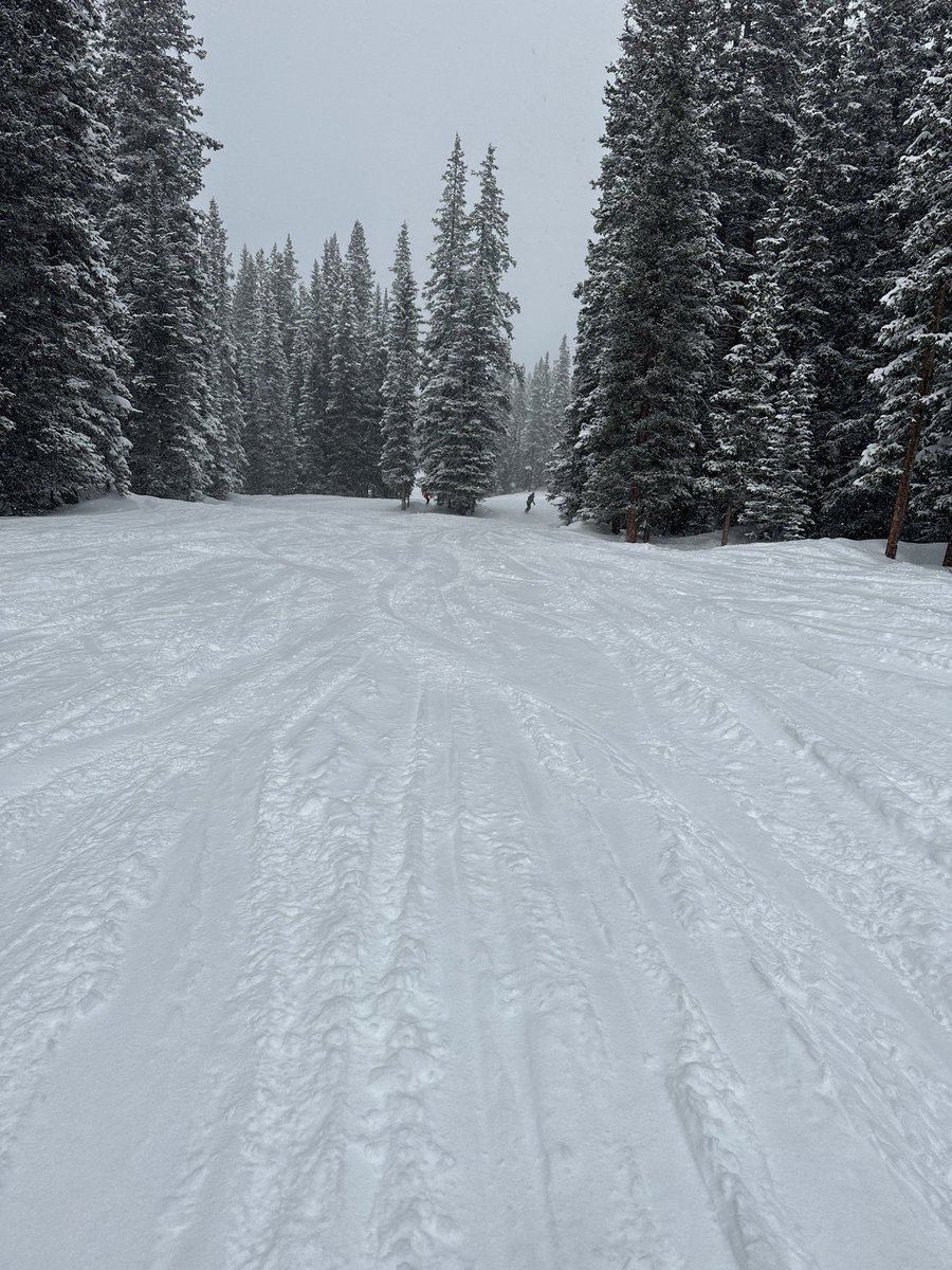 InKim5's tweet photo. Perfect powdery day at #winterparkresort with Ally, Hope and Ash. https://t.co/Y5x1nHhpqX
