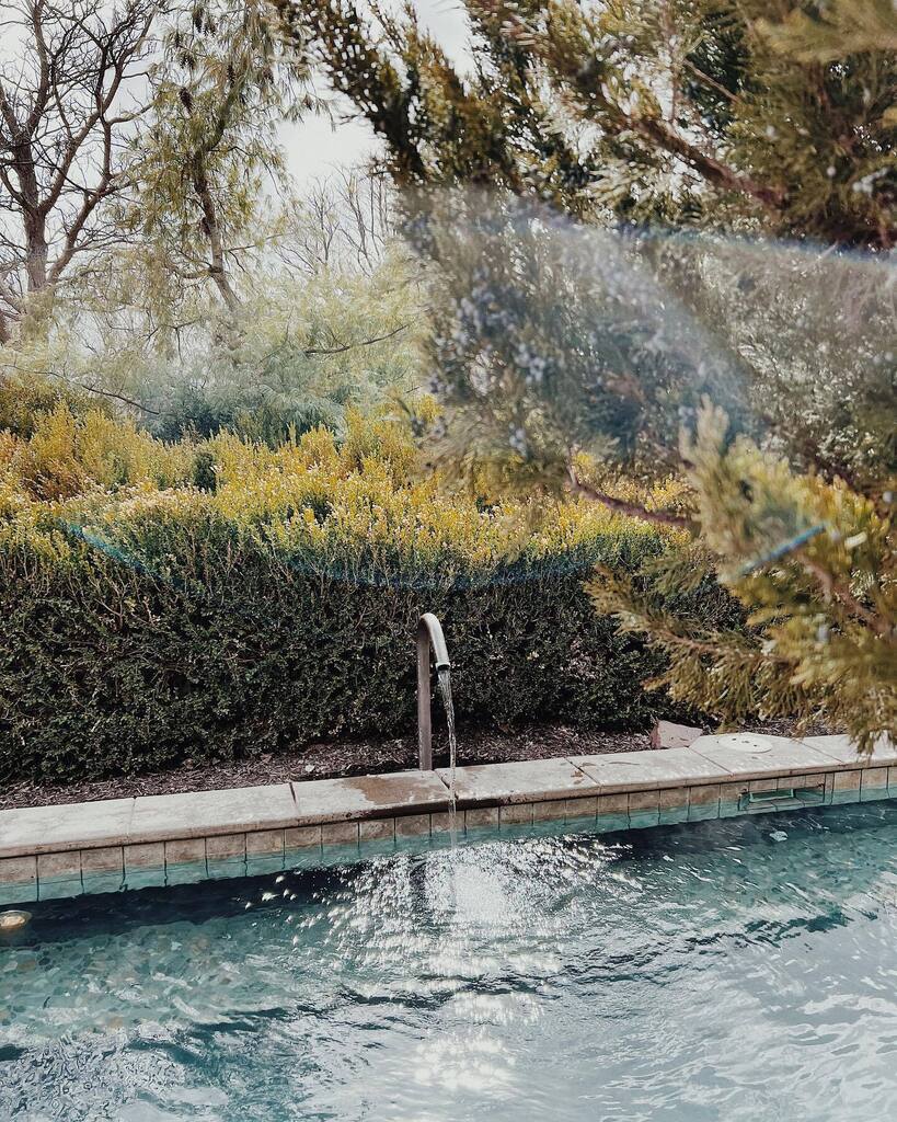 Soaking in the last balmy days of the season. Spring arrives next week. Who’s ready for longer days &amp; warmer nights? 🌱

#ojosantafe #soakojo #soakupfeelgood #santafenewmexico #newmexico #newmexicotrue #spa #spaday #spring #byewinter instagr.am/p/Cp3b9jiv3HG/