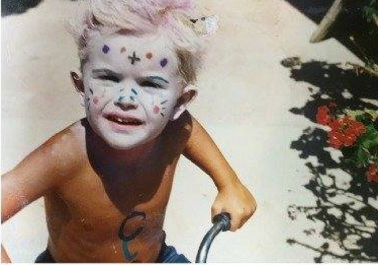 AidaBSanchez's tweet photo. Un poema que no hable de tu infancia,
que no mencione nunca a aquel amigo
que un día, de repente, fue un recuerdo (...)
Un poema sin años de instituto
y sin amores huérfanos
exageradamente exagerados.
Esto estoy escribiendo...
#BenClark @benclarkpoeta https://t.co/yHRLEXVhSb https://t.co/CH9SIbw0EB