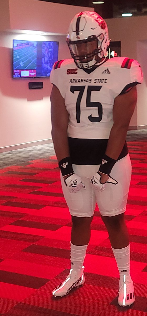 UNTAME75GORILLA's tweet photo. After an awesome conversation with @CoachAKwon I am excited to announce that I have received an offer from @AStateFB #WolvesUp @FootballDesoto @iCoachTheHAWGS @CoachSweeny #DesotoU #GorillaGang https://t.co/JlVJBlN5AZ