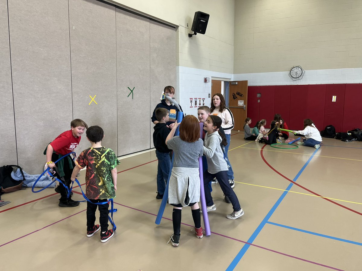 MrsFritsch7's tweet image. Some creative thinking at CMC today!  We had to take ourselves and then a 🦈 all the way from Canada to Arkansas!  Some awesome teamwork from the 2nd and 3rd graders today! #worktogether #problemsolve @CrestwoodSupt @MrsPcharge @CindyDucca
