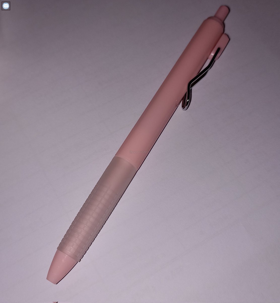 convomfs's tweet photo. 🤍 Guys bantu sender dong, jadi bapak sender abis ikut seminar dapet pulpen. Karena warnanya pink jadinya dikasih ke sender, trus pas nyoba buat nulis enak banget cuy. Sender mau cek merknya apa, ternyata ga adaa, ada yang tau ga ya ini jenis pulpen apa kira2 😭 https://t.co/UKbwTQa6JL