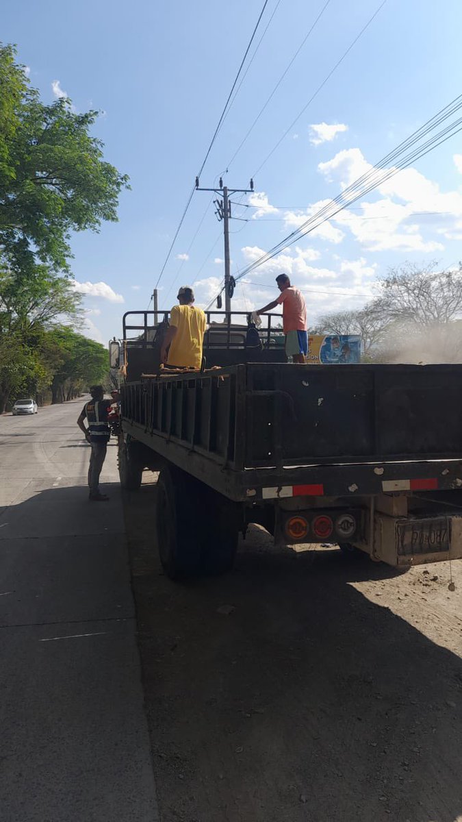 VMTElSalvador's tweet photo. En la zona occidental, nuestros inspectores verifican el cumplimiento de la normativa de tránsito en el transporte de carga.

Garantizamos una movilidad segura para todos los usuarios viales. https://t.co/N8fGQox5kg