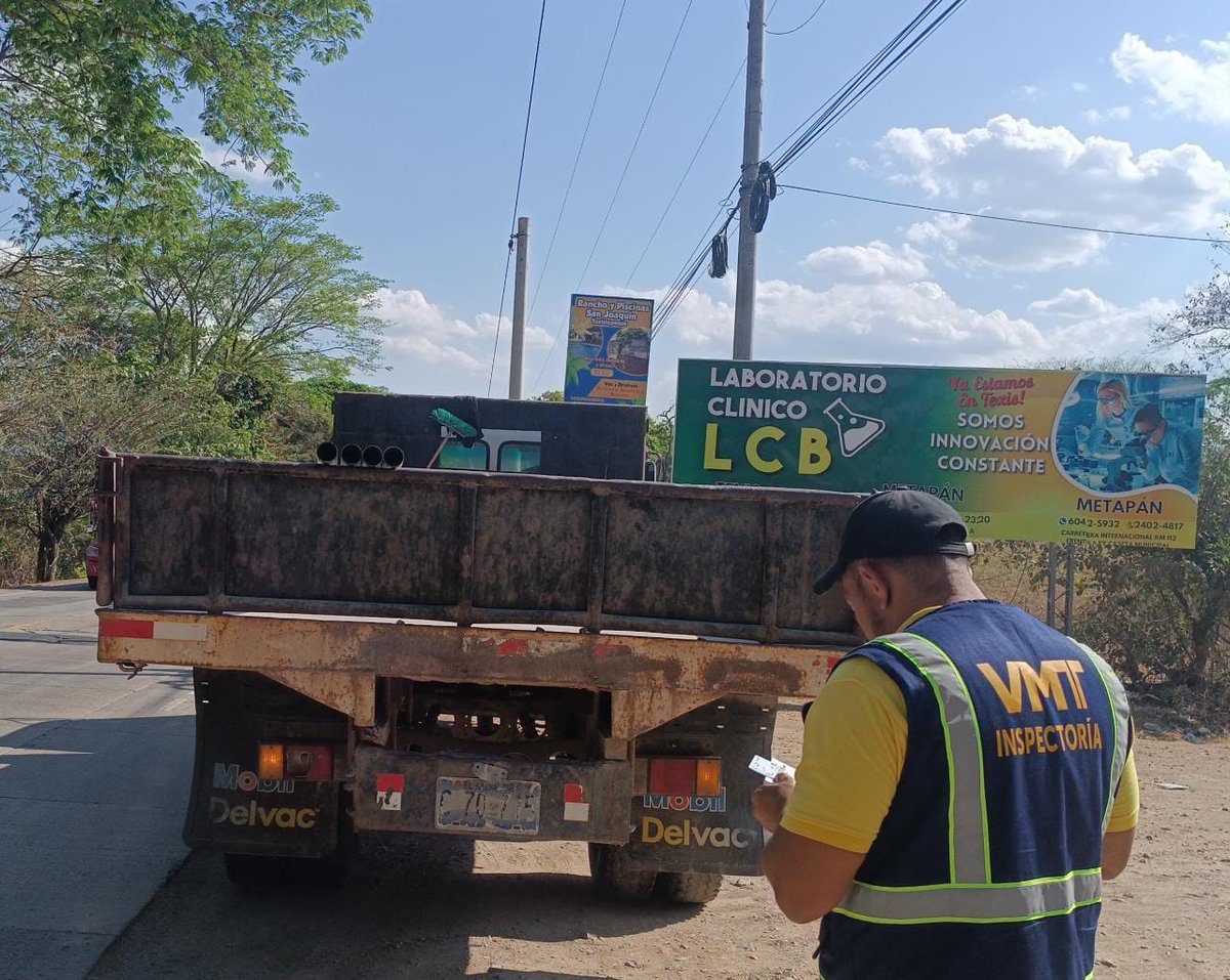 VMTElSalvador's tweet photo. En la zona occidental, nuestros inspectores verifican el cumplimiento de la normativa de tránsito en el transporte de carga.

Garantizamos una movilidad segura para todos los usuarios viales. https://t.co/N8fGQox5kg