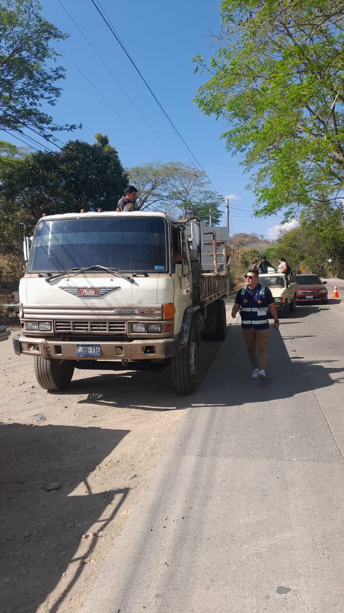 VMTElSalvador's tweet photo. En la zona occidental, nuestros inspectores verifican el cumplimiento de la normativa de tránsito en el transporte de carga.

Garantizamos una movilidad segura para todos los usuarios viales. https://t.co/N8fGQox5kg