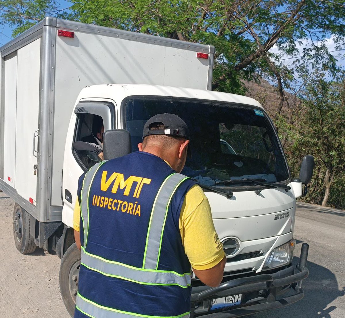 VMTElSalvador's tweet photo. En la zona occidental, nuestros inspectores verifican el cumplimiento de la normativa de tránsito en el transporte de carga.

Garantizamos una movilidad segura para todos los usuarios viales. https://t.co/N8fGQox5kg