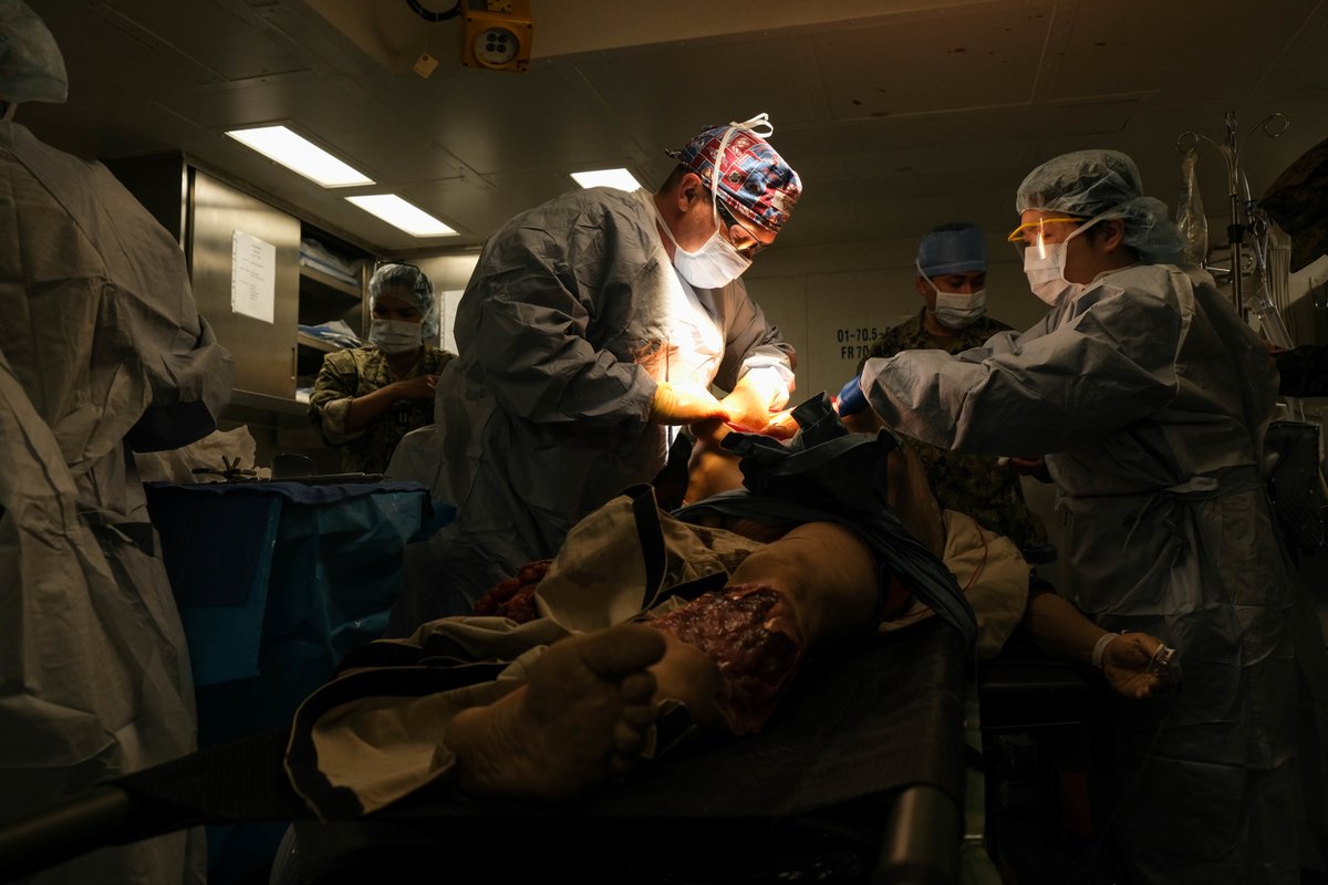 #USNavy Photos of the Day: 

1️⃣ #USSMcFaul #UNREP with @MSCSealift #USNSWilliamMcLean @US2ndFleet @USFleetForces
2️⃣ & 3️⃣ @USSMakinIsland GQ drill and maneuvering watch @US7thFleet @INDOPACOM
4️⃣ Surgical training on #USSBoxer @NavyMedicine

👉 dvidshub.net/r/uw5gq2